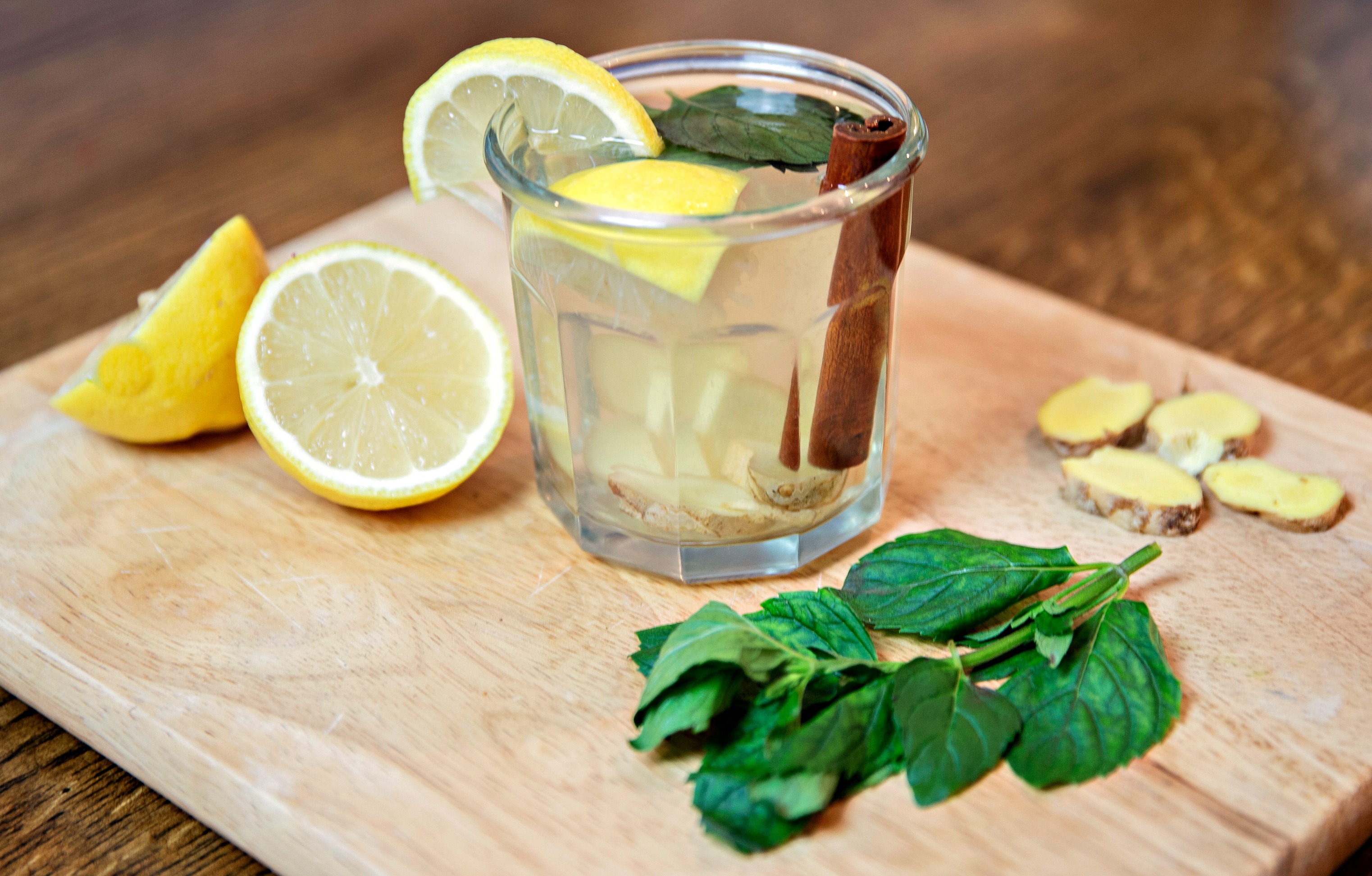 Вода для похудения рецепты в домашних условиях. Лимонная вода. Напиток с лимоном. Вода с лимоном. Коктейль с лимоном.